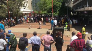 Long and winding queues have remained at almost all banks Zimbabwe confirming that the country's one-year-old shortages of cash seem to be far from over despite the country introducing its currency, the bond notes that trade at par with the U.S. dollar, Monday, Harare, 29 Nov. 29, 2016. (S.Mhofu)
