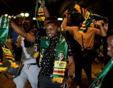 LIVE: #Zimbabwe elections: Police with batons, shields break up MDC press conference