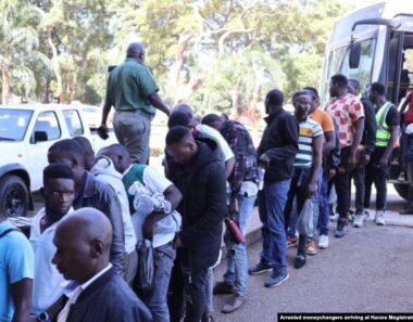 Zimbabwe Authorities Troubled by Tumbling New Currency