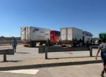 Overloaded Zimbabwe buses stopped on N1: 65 passengers without passports